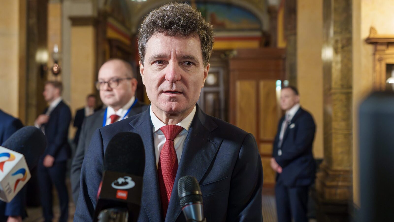 Lupta de putere invizibilă ce bântuie în culisele instituțiilor din România pare să devină tot mai galopantă, departe de ochii publicului