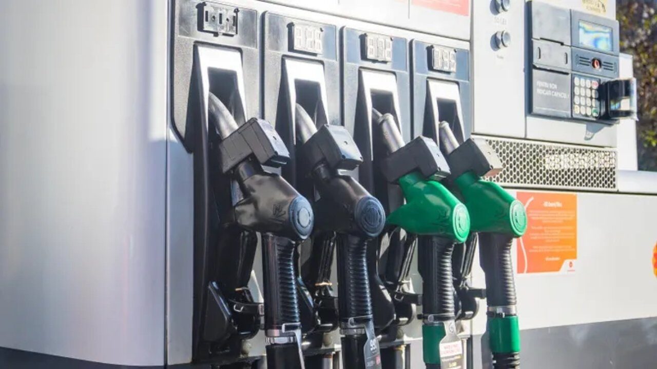 Prețurile la carburanți continuă să atingă noi vârfuri pe fondul tensiunilor în creștere din Orientul Mijlociu, iar experții avertizează că, fără măsuri rapide din partea autorităților, scenariul sumbru al prețurilor extreme devine tot mai real