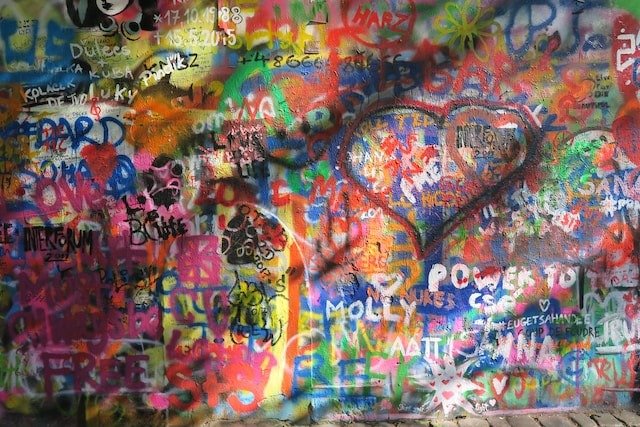 Primarul Capitalei propune un dialog pentru valorizarea artei stradale în București Într-o initiativă menită să recunoască și să reglementeze mai bine fenomenul graffiti-ului în Capitală, primarul general Ciprian Ciucu lansează o invitație oficială pentru autorii de artă stradală