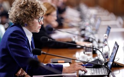 România intră pe mâna tehnologiei: funcționarii publici vor fi pregătiți pentru utilizarea inteligenței artificiale în managementul deciziilor Autoritățile române anunță o schimbare semnificativă în modul de luare a deciziilor publice, în contextul în care digitalizarea devine o prioritate națională