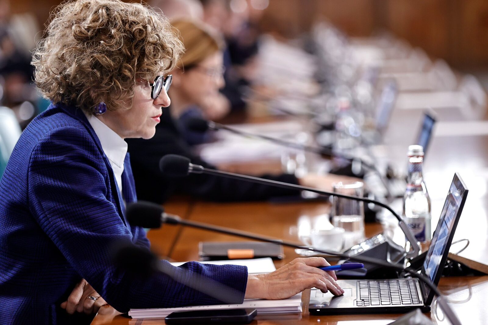 România intră pe mâna tehnologiei: funcționarii publici vor fi pregătiți pentru utilizarea inteligenței artificiale în managementul deciziilor Autoritățile române anunță o schimbare semnificativă în modul de luare a deciziilor publice, în contextul în care digitalizarea devine o prioritate națională