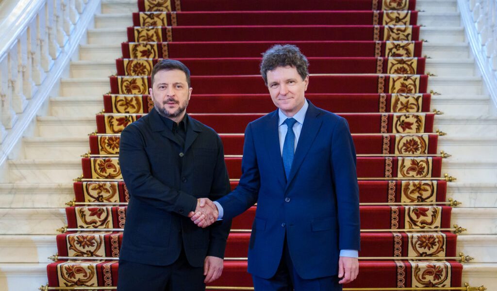 România și Ucraina își întăresc parteneriatul strategic printr-o serie de acorduri semnate la Cotroceni Președinții României și Ucrainei, Klaus Iohannis și Volodimir Zelenski, au semnat joi, într-un eveniment istoric desfășurat la Palatul Cotroceni, trei documente menite să întărească colaborarea bilaterală în domenii esențiale precum apărarea, energia și economia