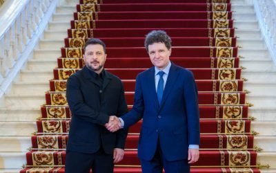 România și Ucraina își întăresc parteneriatul strategic printr-o serie de acorduri semnate la Cotroceni Președinții României și Ucrainei, Klaus Iohannis și Volodimir Zelenski, au semnat joi, într-un eveniment istoric desfășurat la Palatul Cotroceni, trei documente menite să întărească colaborarea bilaterală în domenii esențiale precum apărarea, energia și economia