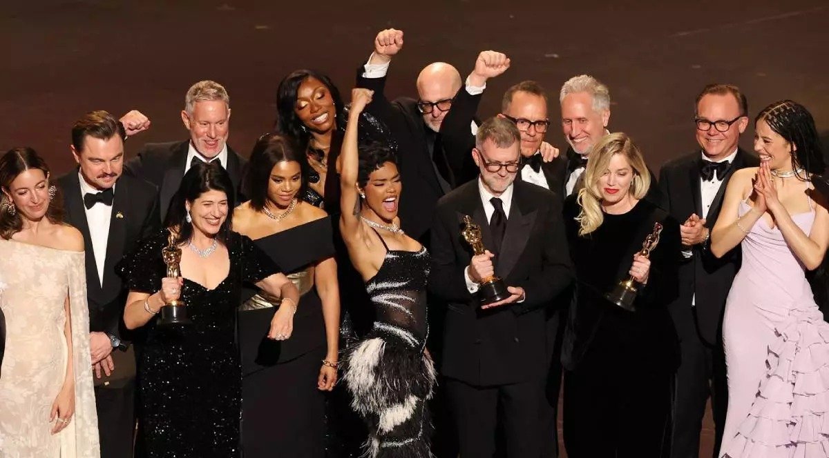 Oscar 2026: o ediție echilibrată între preferințe critice și cele populare Gala Premiilor Oscar din 2026 a fost una care a ilustrat perfect dualitatea industriei cinematografice moderne, împărțind majoritatea marelui trofeu între două titluri contestate