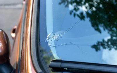 Poți circula cu mașina dacă ai parbrizul crăpat sau spart? Legislația rutieră nu oferă încă o explicație clară și directă în această privință, însă anumite norme și recomandări ale specialiștilor indică condițiile în care șoferii pot sau nu să folosească vehiculele în astfel de situații