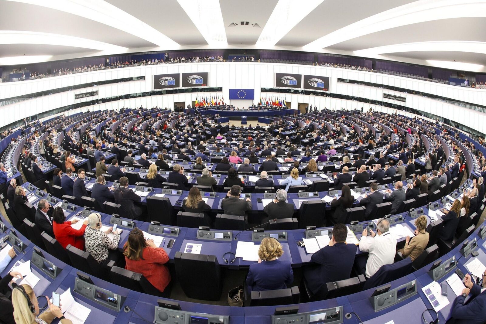 Parlamentul European solicită măsuri urgente pentru protejarea drepturilor de autor în era inteligenței artificiale Într-o mișcare inedită, Parlamentul European a votat recent pentru adoptarea unui set de recomandări menite să modifice modul în care drepturile de autor sunt protejate în contextul rapidelor evoluții ale inteligenței artificiale (IA)