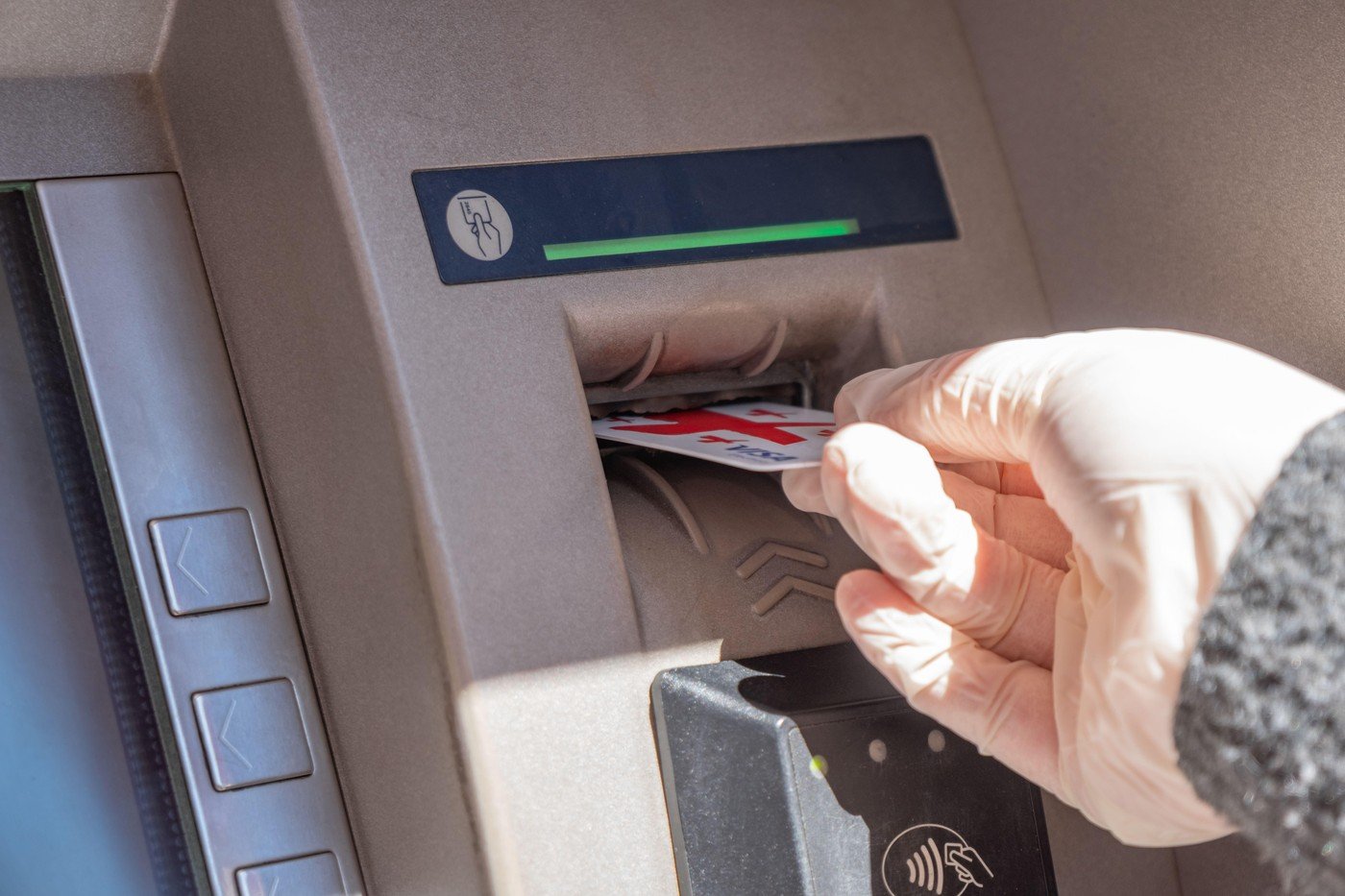 Pensionarii din România își vor vedea banii în conturile bancare chiar începând de joi, 12 martie, după ce Casa de Pensii a finalizat, în mod oficial, transferurile de fonduri către instituțiile bancare