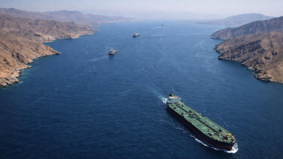 Blocada din Strâmtoarea Ormuz persistă, iar traficul maritim se află în cel mai critic punct de la începutul conflictelor recente După zece zile de blocadă totală, traficul naval prin Strâmtoarea Ormuz rămâne la cele mai scăzute niveluri din ultimii ani, cu un impact deosebit asupra siguranței globale în furnizarea de petrol și produse petroliere