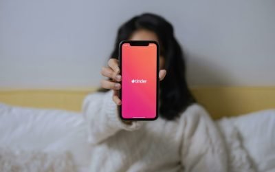 Tinder își reinventează experiența de matchmaking în America de Nord, lansând o serie de actualizări menite să aprofundeze conexiunile între utilizatori și să ofere o interfață mai personalizată și sigură