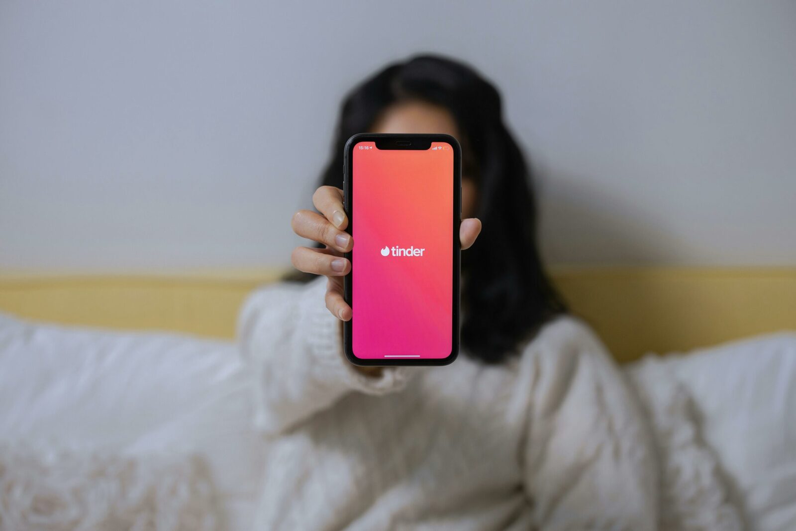 Tinder își reinventează experiența de matchmaking în America de Nord, lansând o serie de actualizări menite să aprofundeze conexiunile între utilizatori și să ofere o interfață mai personalizată și sigură