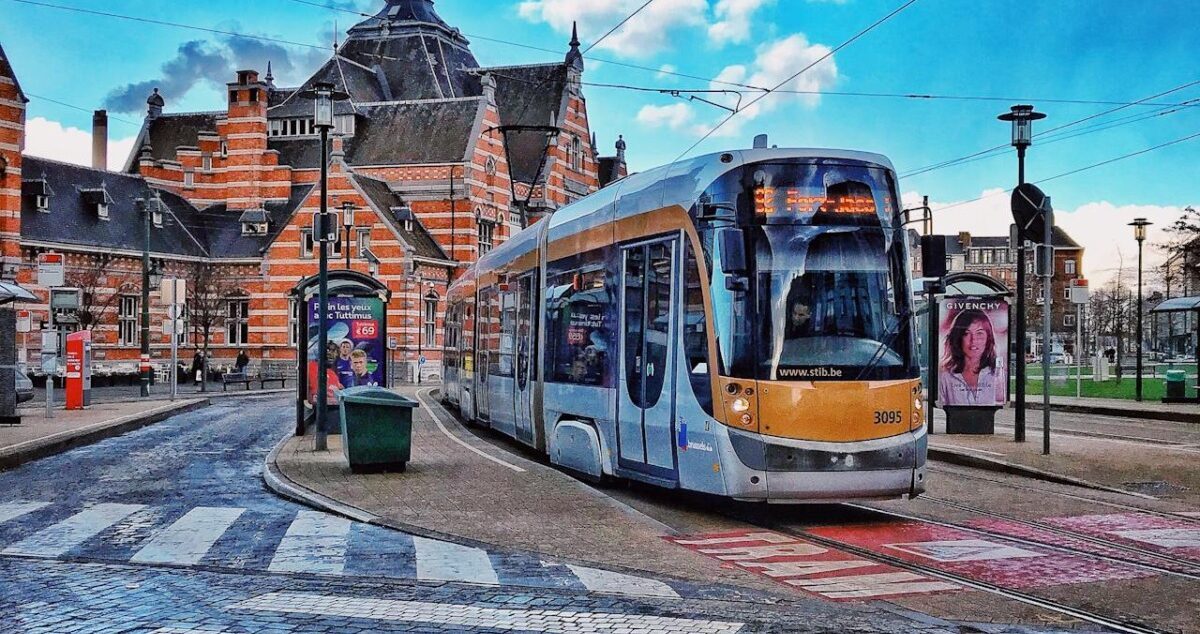 Greva națională anunțată în Belgia afectează traficul și provoacă incertitudini pentru turiști și cetățenii români O grevă generală programată să aibă loc joi în Belgia a generat deja semnale de alarmă în rândul autorităților și al călătorilor, în ceea ce privește perturbările semnificative ce vor afecta transporturile aeriene, feroviare și rutiere din regiunile Bruxelles, Flandra și Valonia