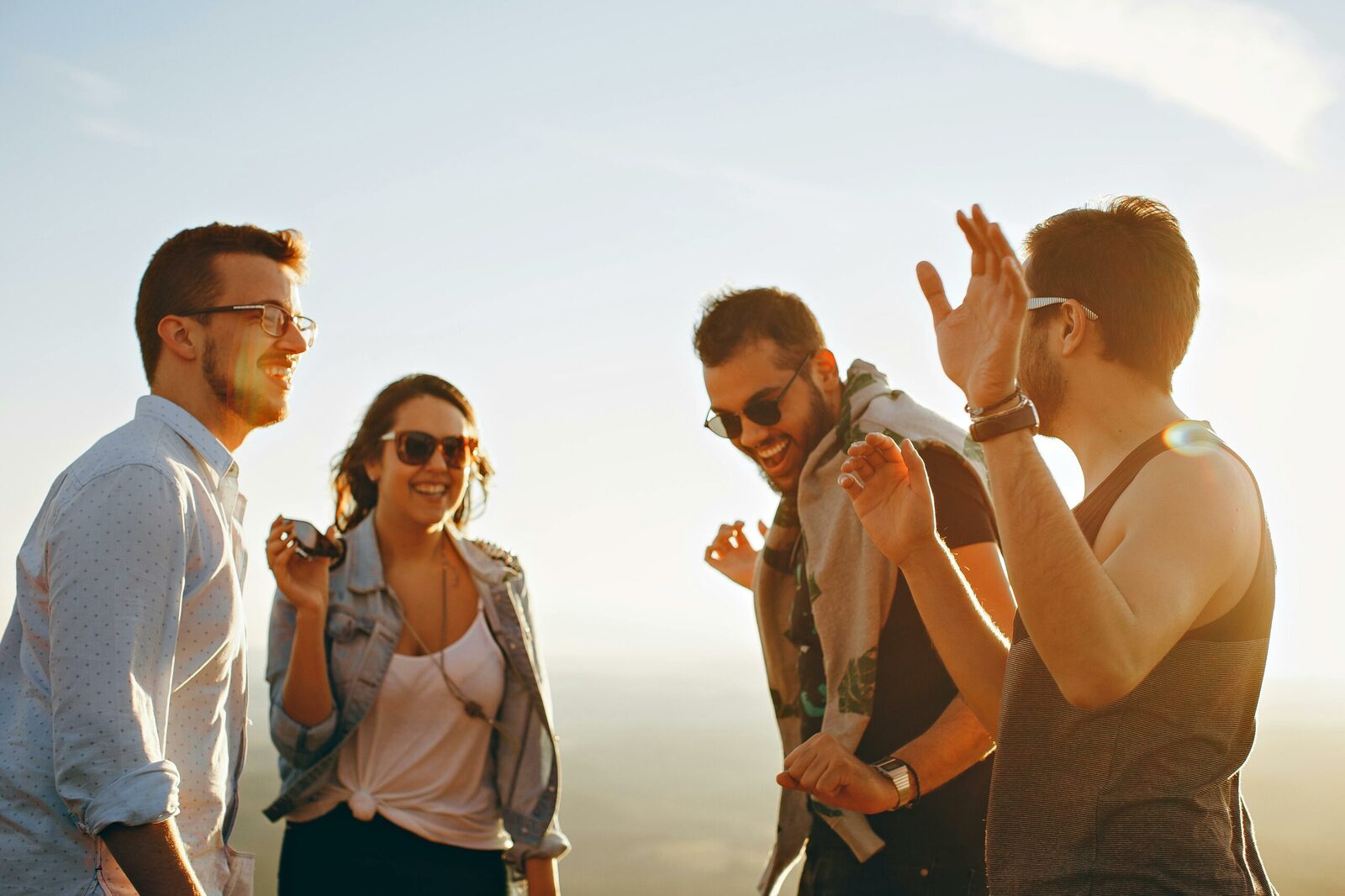 Tinerii din România, optimiști sau pesimiști în ceea ce privește direcția țării? Un nou sondaj sociologic scoate la iveală percepțiile vocii tinere asupra situației actuale și perspectivele de viitor ale României