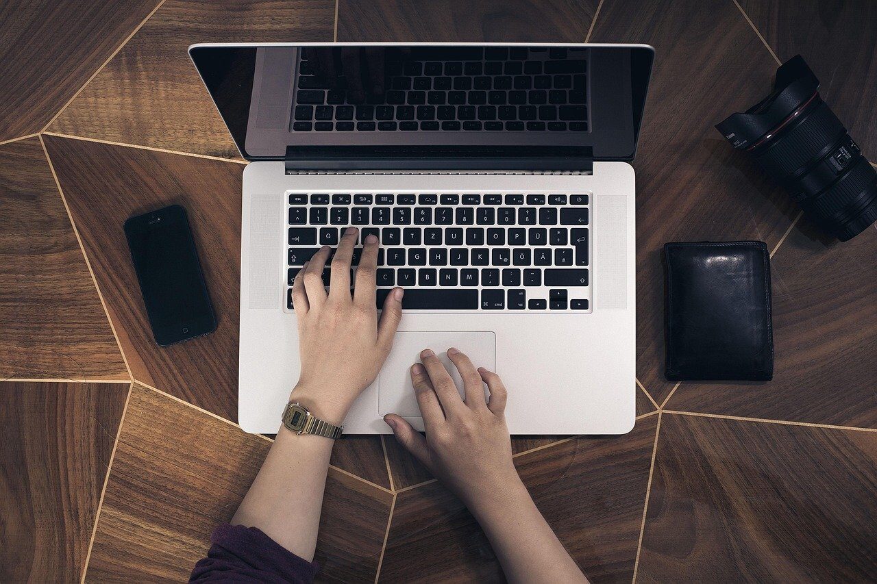 De câțiva ani încoace, tehnologia avansează cu o viteză amețitoare, iar dispozitivele electronice, în special laptopurile, devin tot mai performante, mai rezistente la șocuri și mai eficiente energetic