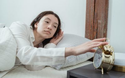 De la lumânări pline de ace metalice până la „knocker uppers”: metode ingenioase pentru a te trezi la timp în istorie În goana continuă după punctualitate, oamenii de-a lungul istoriei au inventat metode surprinzătoare, uneori neobișnuite, pentru a se asigura că nu întârzie