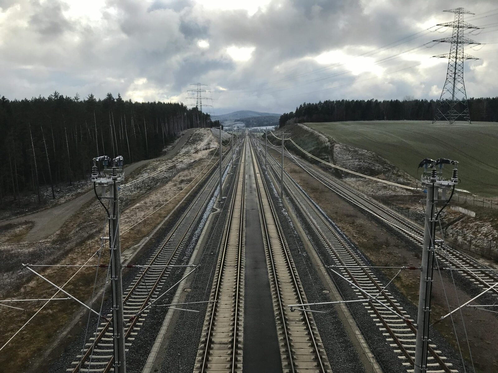 Parchetul European a deschis o anchetă oficială pentru a investiga posibile fraude legate de fonduri europene destinate modernizării infrastructurii feroviare din Spania, mai precis sectorul de cale ferată de mare viteză care leagă Madrid de Sevilia