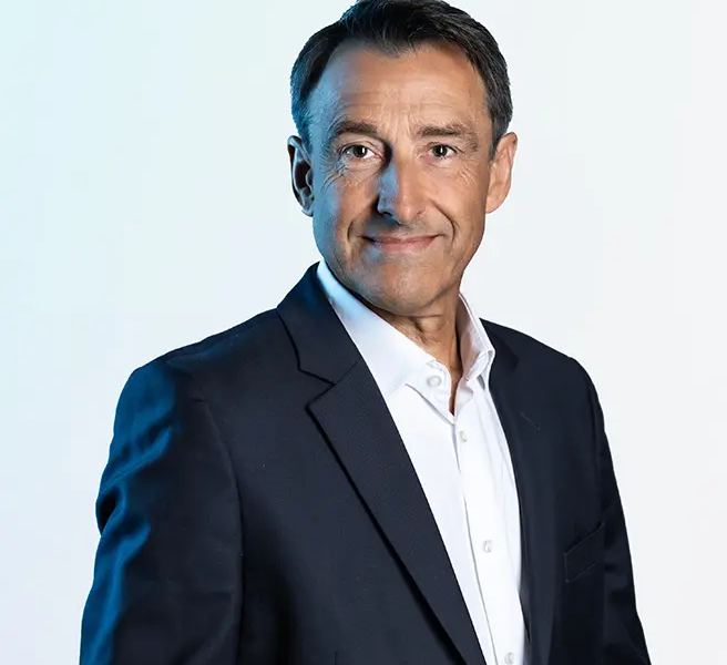 Renault Group demonstrează din nou faptul că intenționează să-și păstreze locul în avangarda industriei auto electrice europene, printr-o mutare strategică încă atât de subtilă, pe cât de semnificativă: dezvoltarea noilor modele electrice pentru Ford, bazate pe platforma deja consacrată a Renault 5