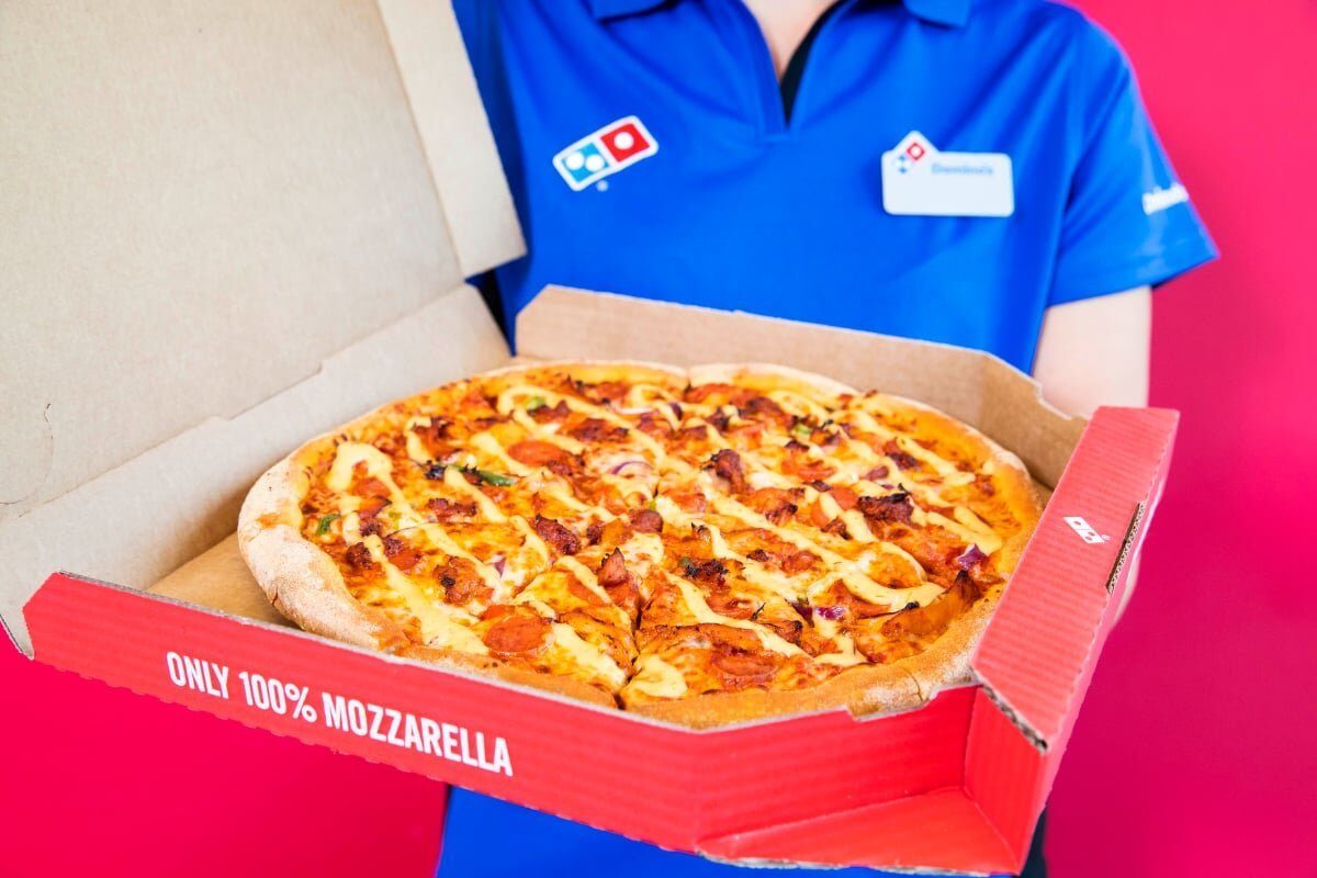 Un rus care și-a tatuat sigla Domino’s pentru pizza gratuită timp de o sută de ani a pierdut procesul în instanță Un incident care a captat atenția opiniei publice din Rusia a fost recent soluționat în instanță, dar nu în favoarea participantului