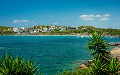 Într-o Grecia cunoscută pentru plajele sale aglomerate și pentru stațiuni de lux, o destinație mai discretă atrage atenția prin atmosfera sa liniștită și autentică