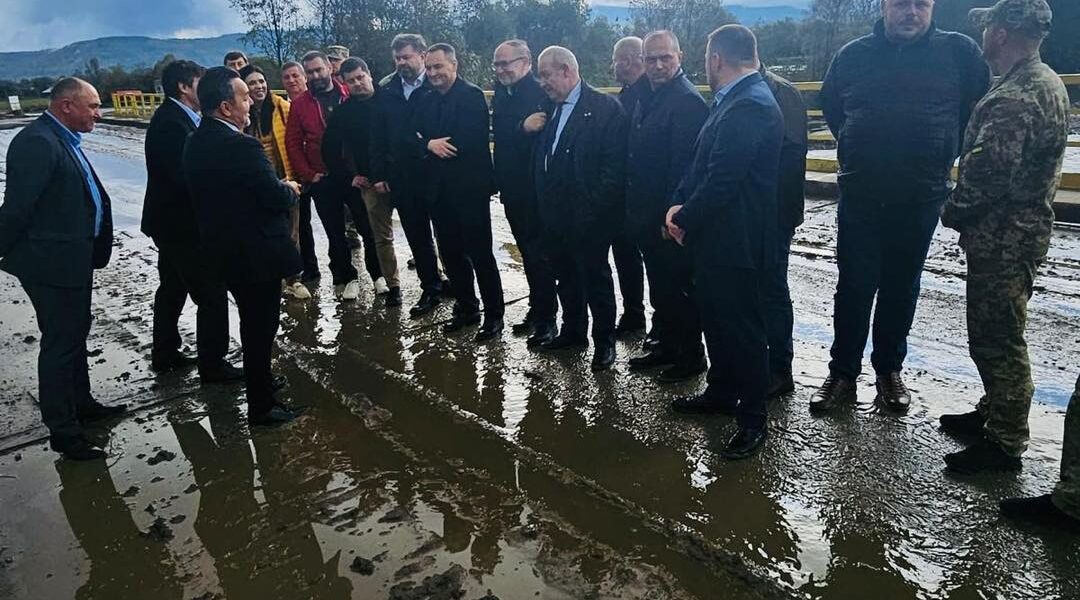 Noul pod peste râul Tisa, care leagă România de Ucraina, urmează să fie deschis traficului rutier pe data de 15 iunie, conform anunțului făcut de senatorul PNL Cristian Niculescu Ţâgârlaş