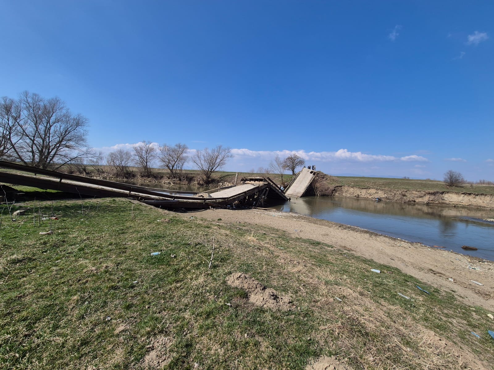 Pod surpat în județul Covasna, traficul blocat