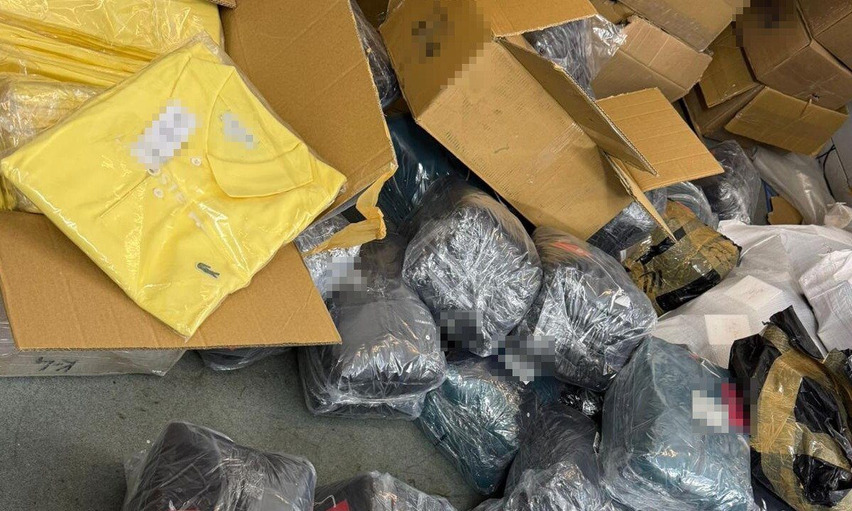 Peste 6.400 de produse vestimentare și parfumuri contrafăcute, cu o valoare estimată la peste un milion de lei, au fost confiscate de polițiștii de frontieră din Giurgiu într-un control inopinat desfășurat pe ruta Turcia-România