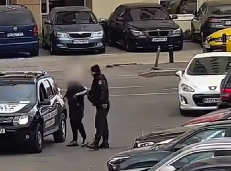 Poliția Locală avertizează: „Cerșetorie mascată” pe străzile centrale ale Bucureștiului, fenomen care amenință atât siguranța rutieră, cât și liniștea publică, devenind un subiect delicat pentru autorități și cetățeni deopotrivă