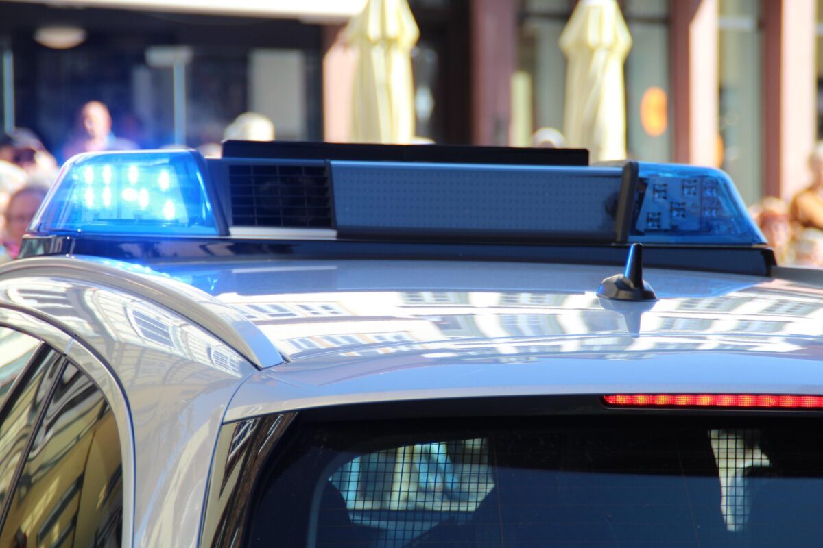 Un bărbat implicat într-o rețea de furturi extrem de bine organizată a fost condamnat recent la aproape zece ani de închisoare pentru infracțiuni grave și a fost plasat în dublă urmărire internațională