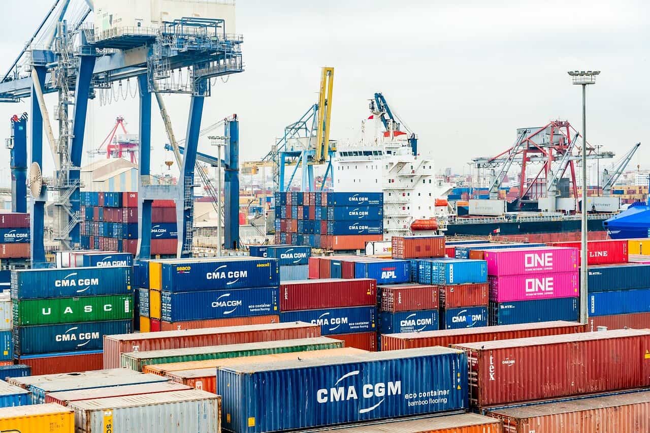 Deficitul comercial al României a înregistrat cea mai semnificativă reducere din ultimii ani în ianuarie, în contextul în care importurile au scăzut mai rapid decât exporturile, semnalând o ajustare impresionantă a dinamicii comerțului exterior