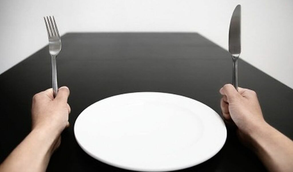Supraalimentarea imediat după postul intermitent poate anula beneficiile obținute și chiar să pună în pericol sănătatea celor care adoptă această metodă de detoxifiere și slăbire