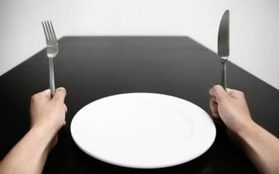 Supraalimentarea imediat după postul intermitent poate anula beneficiile obținute și chiar să pună în pericol sănătatea celor care adoptă această metodă de detoxifiere și slăbire
