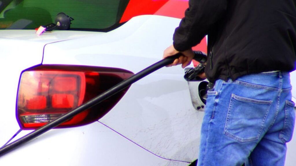 Guvernul României plănuiește să ia măsuri urgente pentru a tempera creșterea galopantă a prețurilor carburanților, declarând oficial o situație de criză pe piața țițeiului și a produselor petroliere
