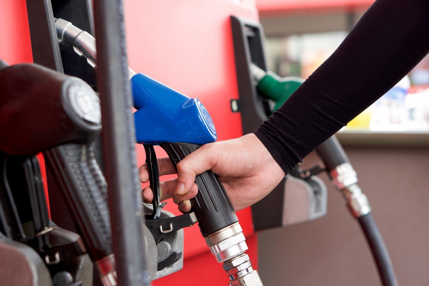 Scumpirea carburanților în România pare să fi atins un nivel alarmant, cu prețuri care continuă să urce în ciuda încercărilor de a calma piața