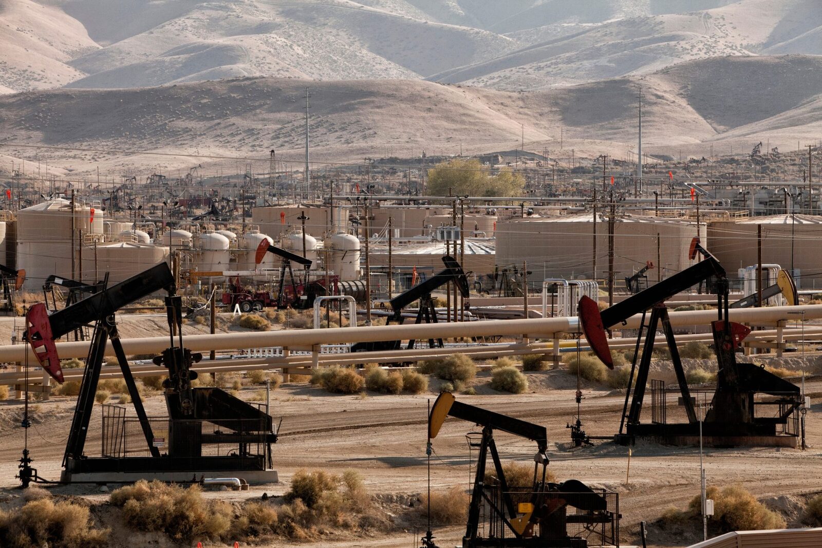 Prețurile petrolului se îndreaptă spre un scenariu alarmant, după ce oficialii saudiți au avertizat asupra unei creșteri rapide și neașteptate a costurilor, estimând că, până la sfârșitul lunii aprilie, prețul țițeiului ar putea ajunge chiar până la 180 de dolari pe baril