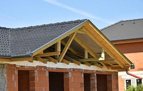 Construirea unei case cu un buget de doar 25.000 de euro în 2026 pare a fi un vis îndepărtat pentru mulți, însă, cu planificare și materiale economice, această etapă poate fi realizată la nivelul de structură sau „la roșu”