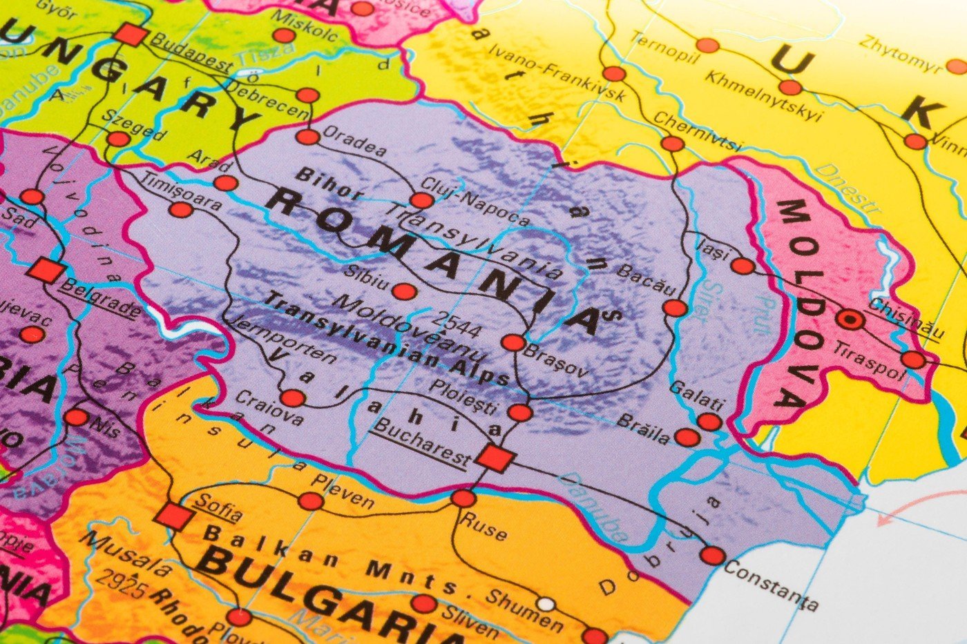 Ruine secrete și structuri subterane ultratehnologizate: adevăruri ascunse ale României din timpul Războiului Rece România, pe lângă peisajele pitorești și monumentele istorice încărcate de tradiție, găzduiește și o rețea complexă de adăposturi secrete, construite în timpul Războiului Rece pentru a proteja conducerea și populația în cazul unui conflict nuclear sau atentate majore