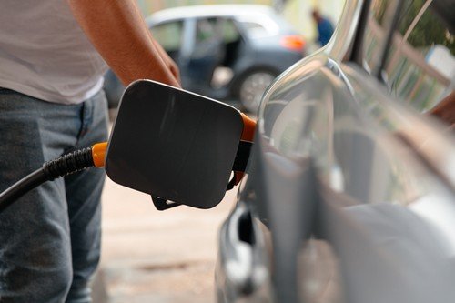 Guvernul român plănuiește să recurgă la intervenții directe pe piața carburanților, în contextul creșterii accelerate a prețurilor la petrol și a impactului fluctuațiilor internaționale