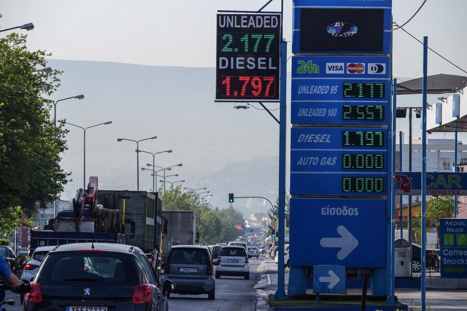 Guvernul Greciei a anunțat miercuri o măsură menită să temperze creșterea prețurilor, plafonând marjele de profit atât la carburanți, cât și la produsele de pe rafturile supermarketurilor, pe o perioadă de trei luni