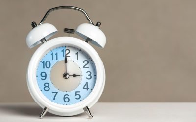 Schimbarea orei, o procedură anuală care ne marchează trecerea în sezonul cald, aduce cu sine nu doar ajustări de orar, ci și efecte semnificative asupra organismului