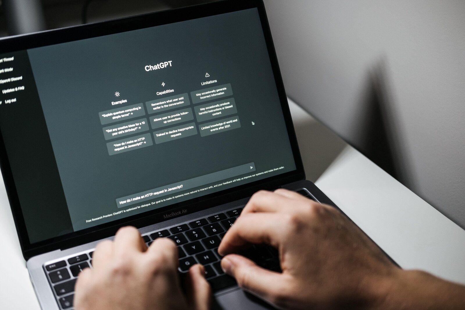Gigantul tehnologic OpenAI a anunțat recent că milioane de oameni din întreaga lume apelează săptămânal la ChatGPT pentru sfaturi medicale, acoperind o gamă variată de probleme, de la verificarea siguranței alimentelor, gestionarea alergiilor, până la remedii pentru răceală sau gripă