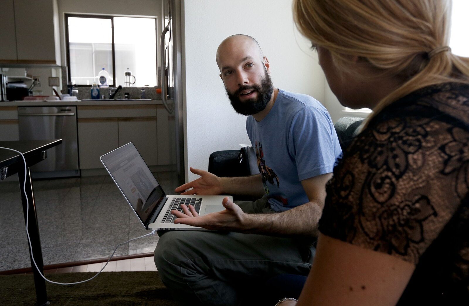 Patreon și frustrarea creatorilor în fața dominanței tehnologiei AI: o voce critică din industrie Jack Conte, CEO-ul platformei de abonamente pentru creatorii de conținut, Patreon, a lansat recent un avertisment dur privind evoluția tehnologiei de inteligență artificială și impactul acesteia asupra economiei creatorilor independenți