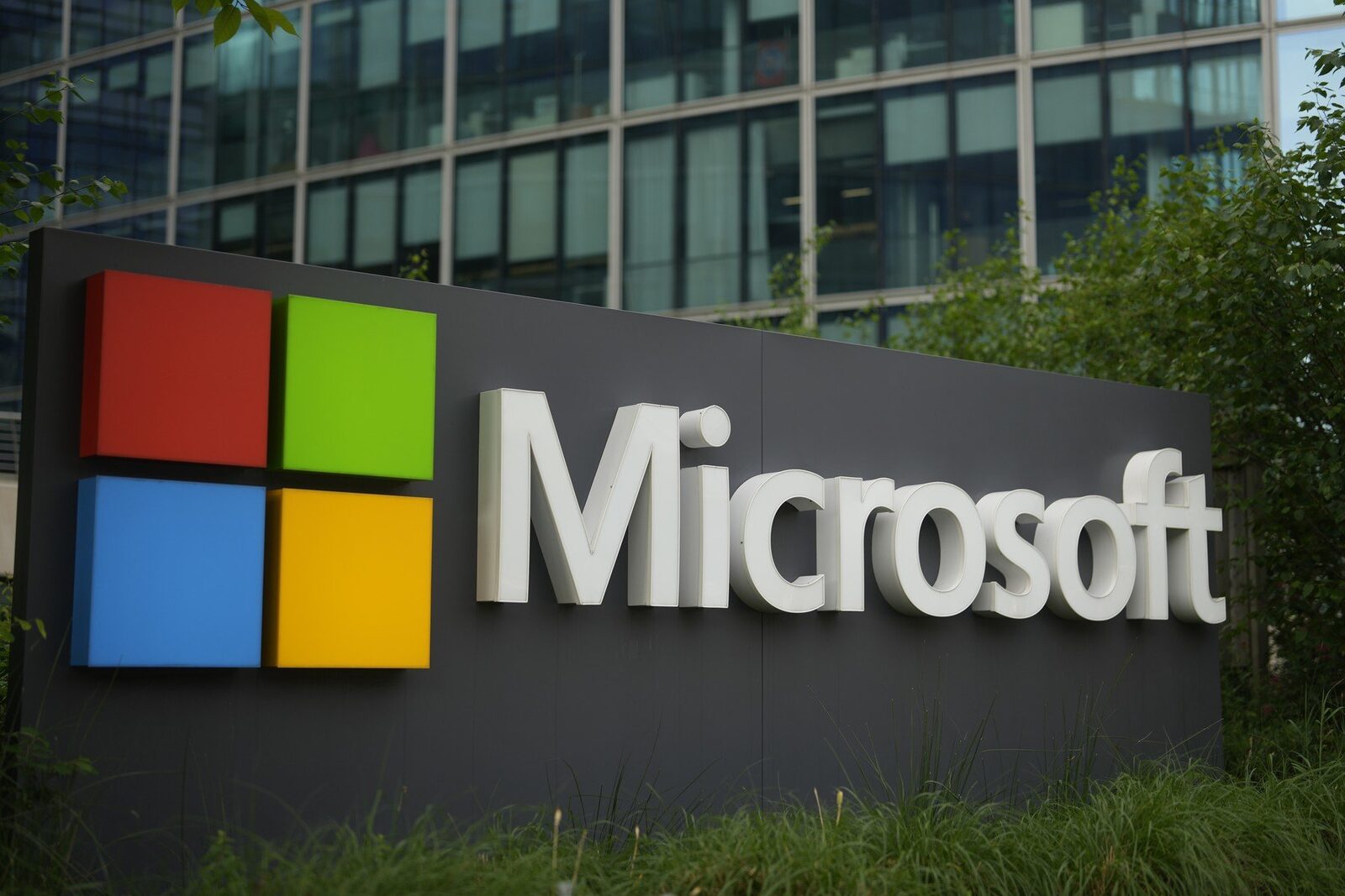 Microsoft, în răspundere la valul de nemulțumiri din partea utilizatorilor, anunță o serie de schimbări majore pentru Windows 11 După luni întregi de reclamații, probleme tehnice și critică acerbă din partea utilizatorilor, Microsoft face un pas important către ajustarea sistemului de operare Windows 11