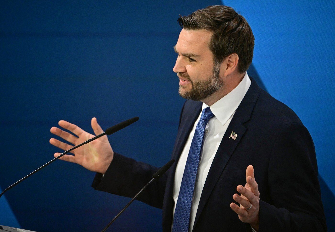 JD Vance își schimba radical abordarea politică: de la reticență la susținere publică pentru candidatul republican la alegerile prezidențiale din 2024 Unul dintre cei mai influenți și controversați membri ai noului val de lideri conservatori din Statele Unite, JD Vance, a făcut un pas semnificativ spre reconciliere și unitate în tabăra republicană