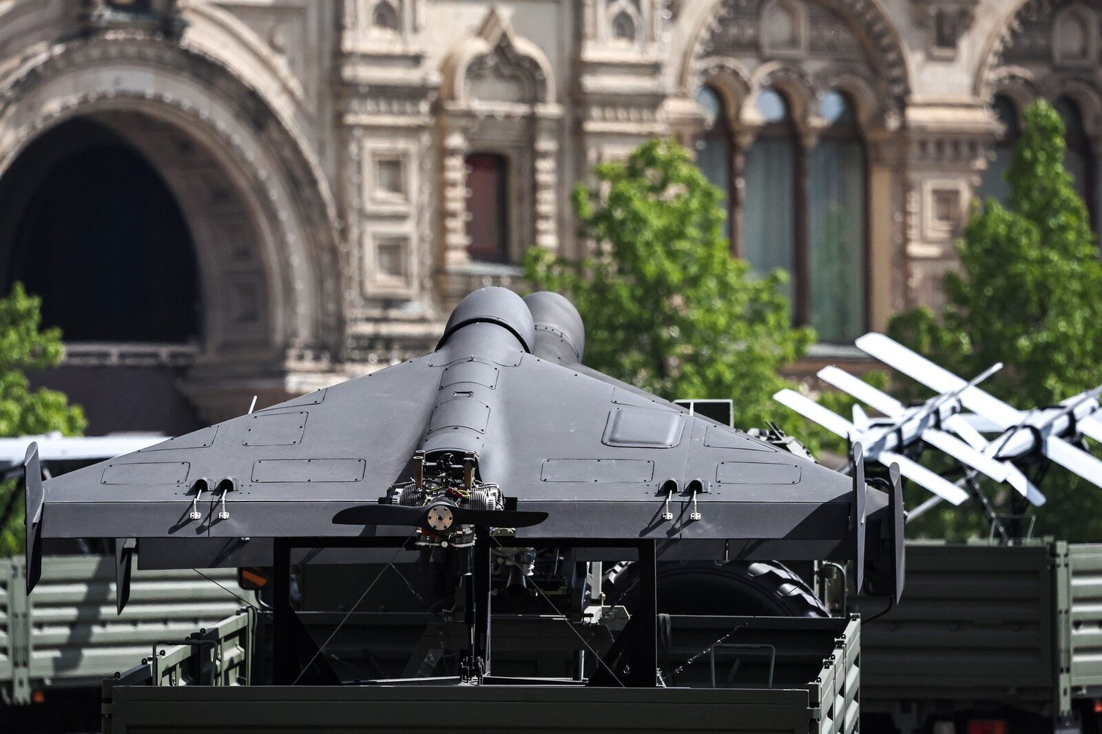 Președintele Ucrainei, Volodimir Zelenski, a alarmat opinia internațională privind amplificarea eforturilor militare ale Rusiei în regiune, anunțând planuri de extindere a infrastructurii pentru controlul dronelor în Belarus și pe teritoriile ocupate ale Ucrainei