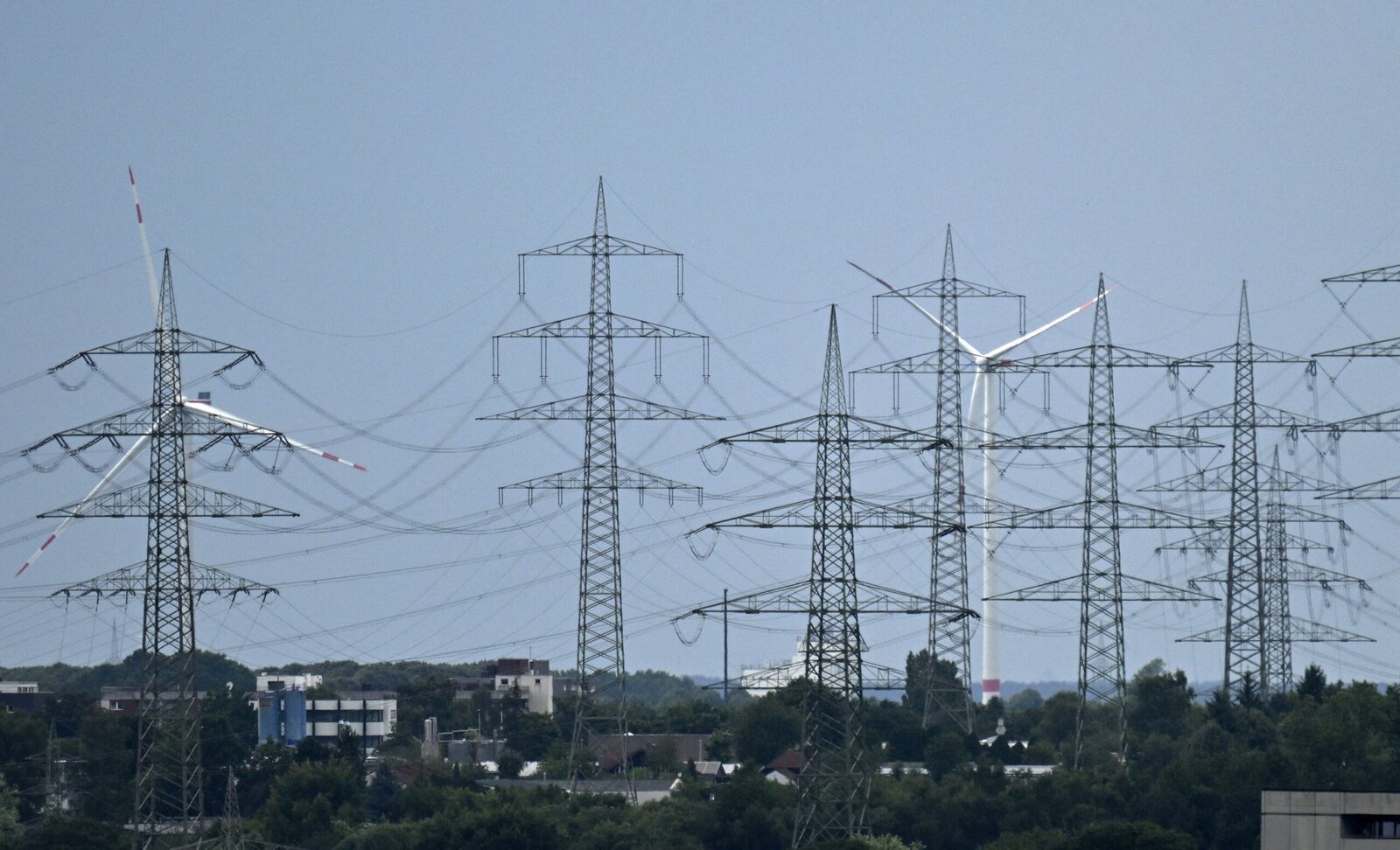Premierul Ilie Bolojan recunoaște problemele din sectorul energetic românesc, acuzând blocaje deliberate Declarațiile controversate ale premierului Ilie Bolojan privind Sectorul energetic românesc au zguduit scena politică și economică a țării, iar reprezentanții asociațiilor de specialitate nu contenesc să tragă semnale de alarmă