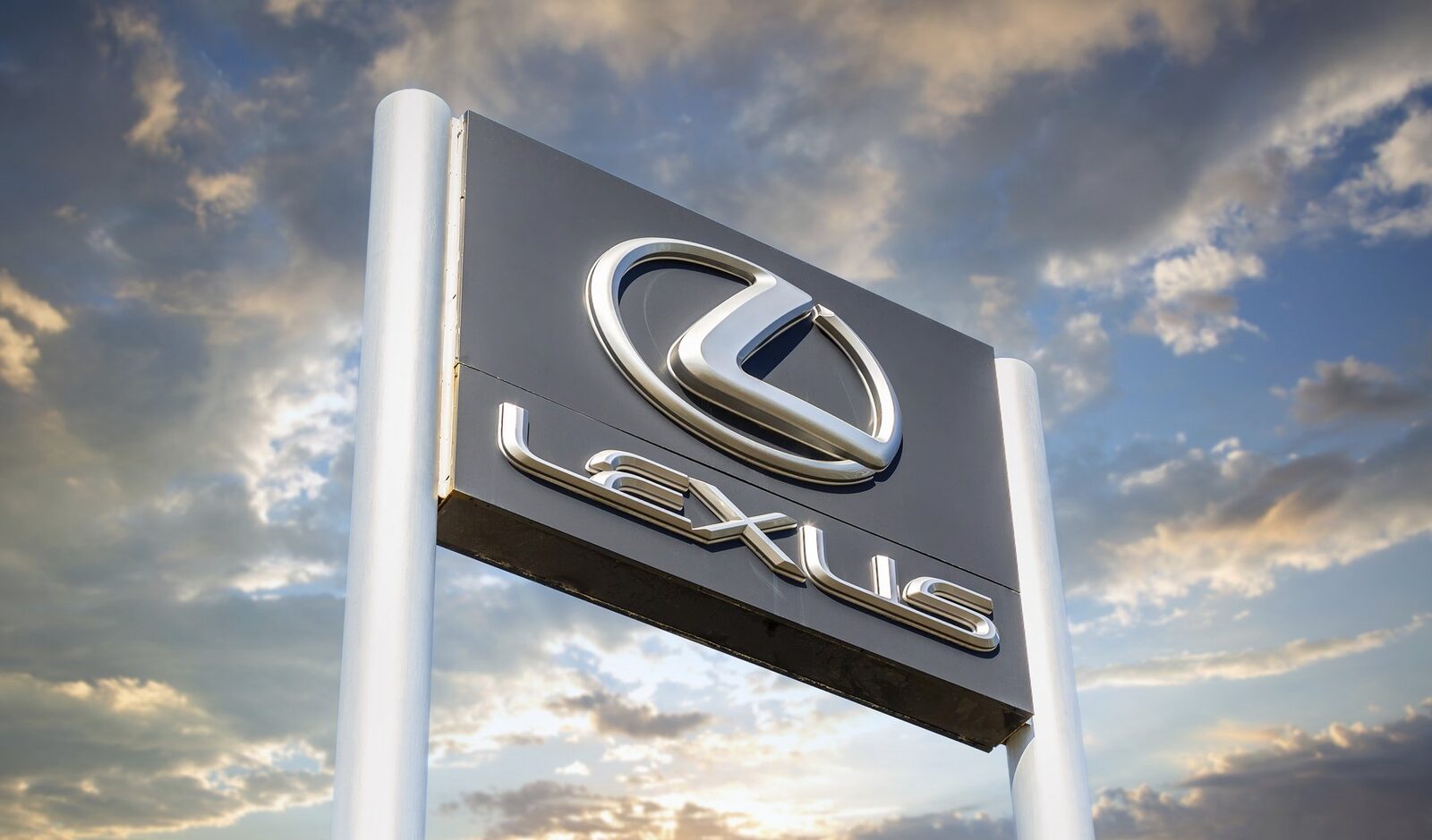 În anul 1958, o mică și relativ necunoscută companie japoneză, Toyota, pășea pentru prima dată pe piața din Statele Unite cu visul de a introduce automobilele sale în una dintre cele mai competitive și exigente piețe auto ale lumii