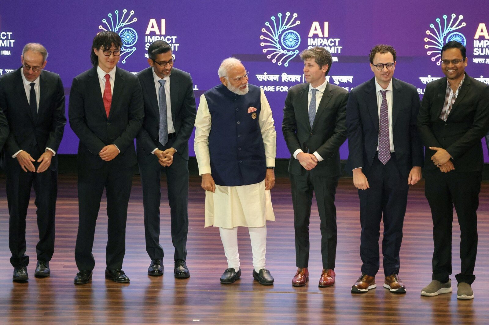 Tentativele insolite ale liderilor în tehnologie la un summit internațional de AI din India au declanșat într-un mod neașteptat o serie de speculații despre rivalitatea acerbă dintre cei mai influenți jucători din Silicon Valley