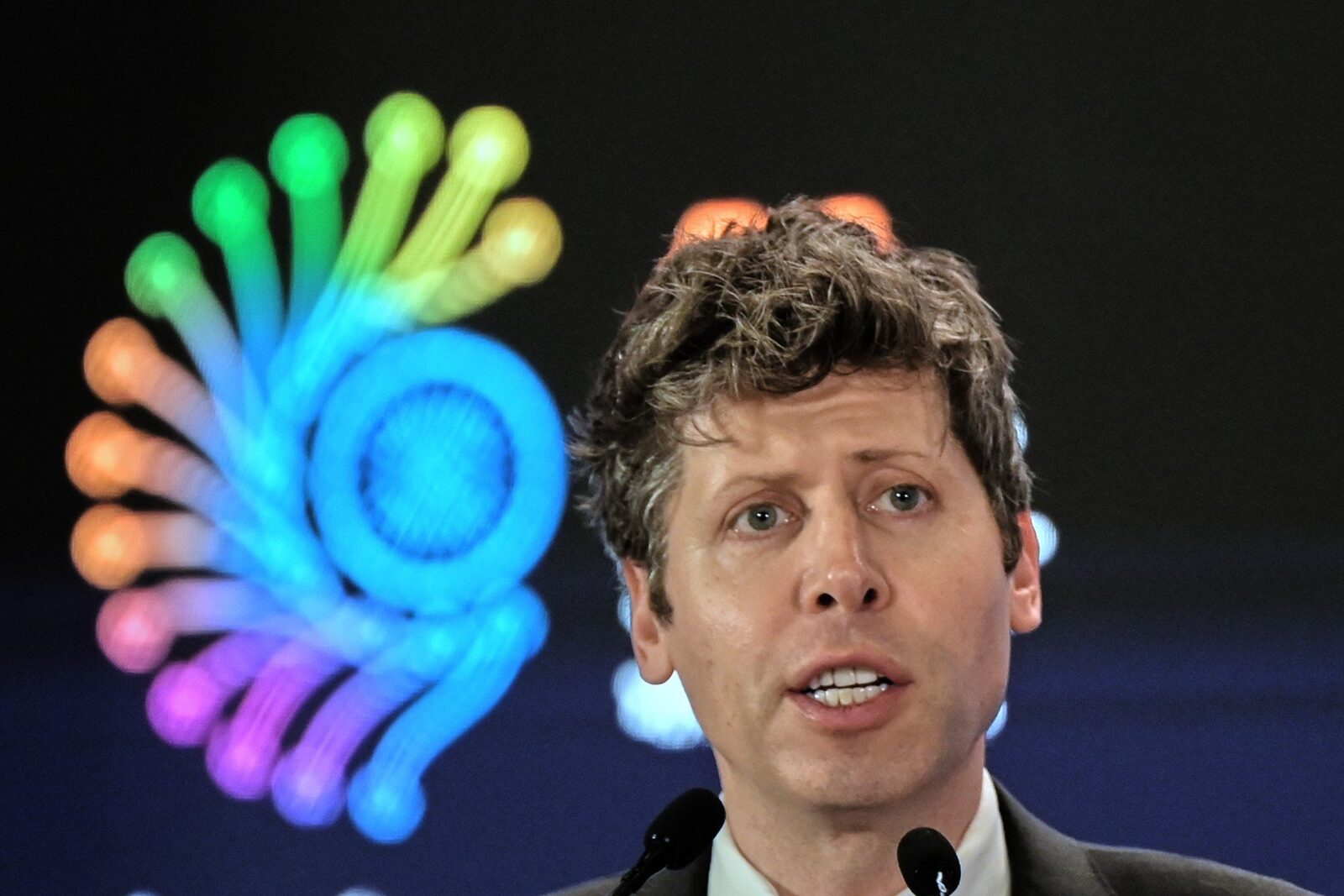 Sam Altman, CEO-ul OpenAI, a adus în discuție un subiect sensibil și adesea controversat: consumul de energie al inteligenței artificiale