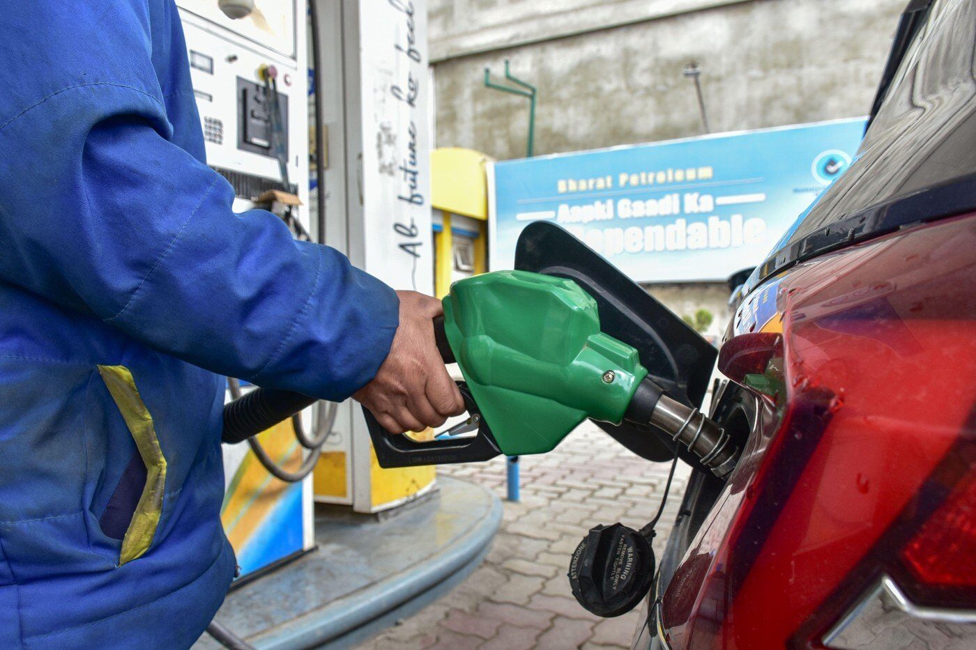 Petrolul depășește 100 de dolari pe baril. Iranul avertizează: posibil ajungem la 200
