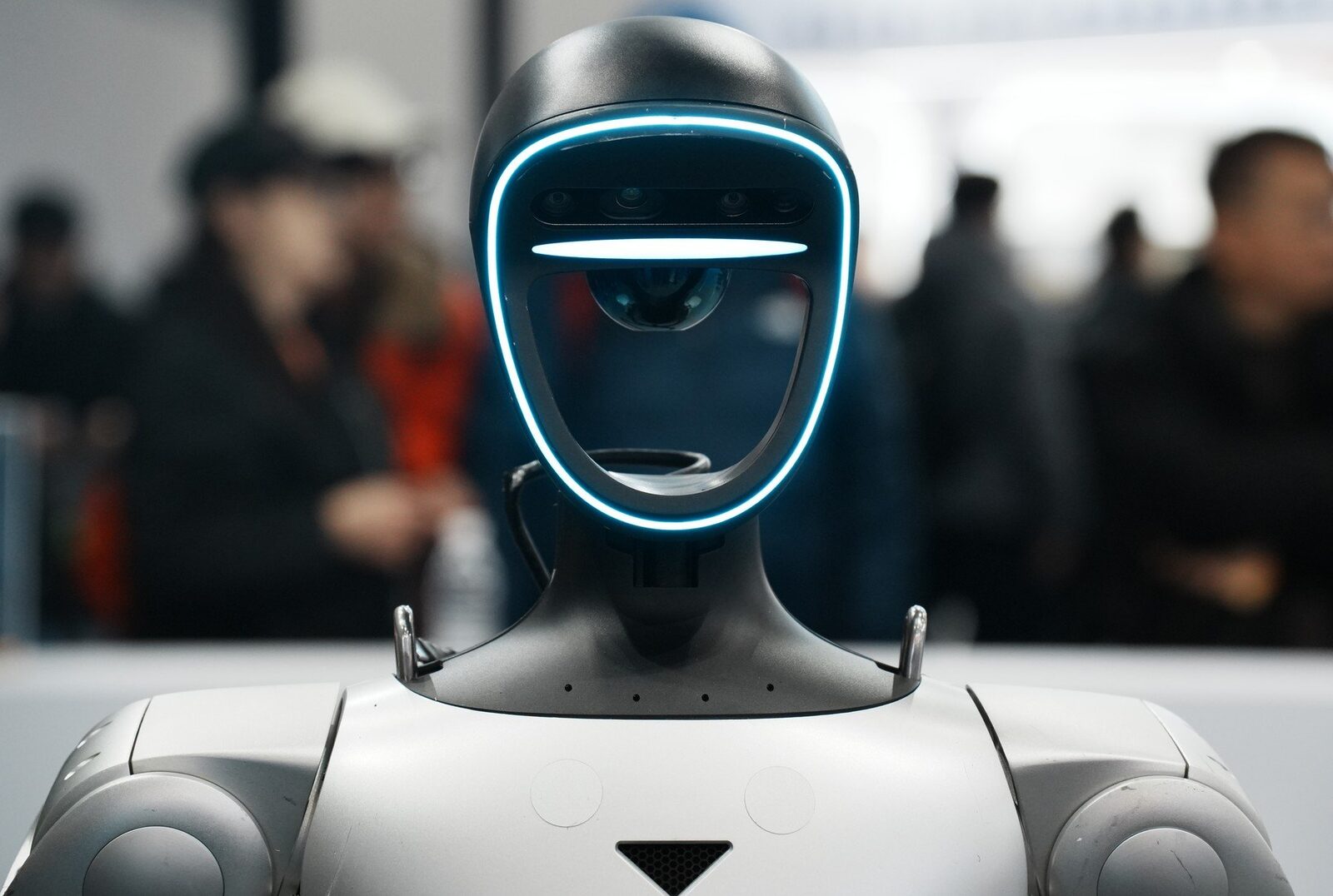 Un incident iesit din comun a avut loc într-un restaurant chinezesc din California, când un robot dedicat divertismentului și serviciilor s-a „rzlănțuit” în timpul unui spectacol de dans, devenind brusc nesupus controlului uman