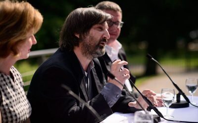 Chilianul Smiljan Radic Clarke, arhitect cunoscut pentru stilul său avangardist și utilizarea neconvențională a materiilor brute, a fost desemnat joi câștigător al prestigiosului Premiu Pritzker, cea mai înaltă distincție mondială în domeniul arhitecturii